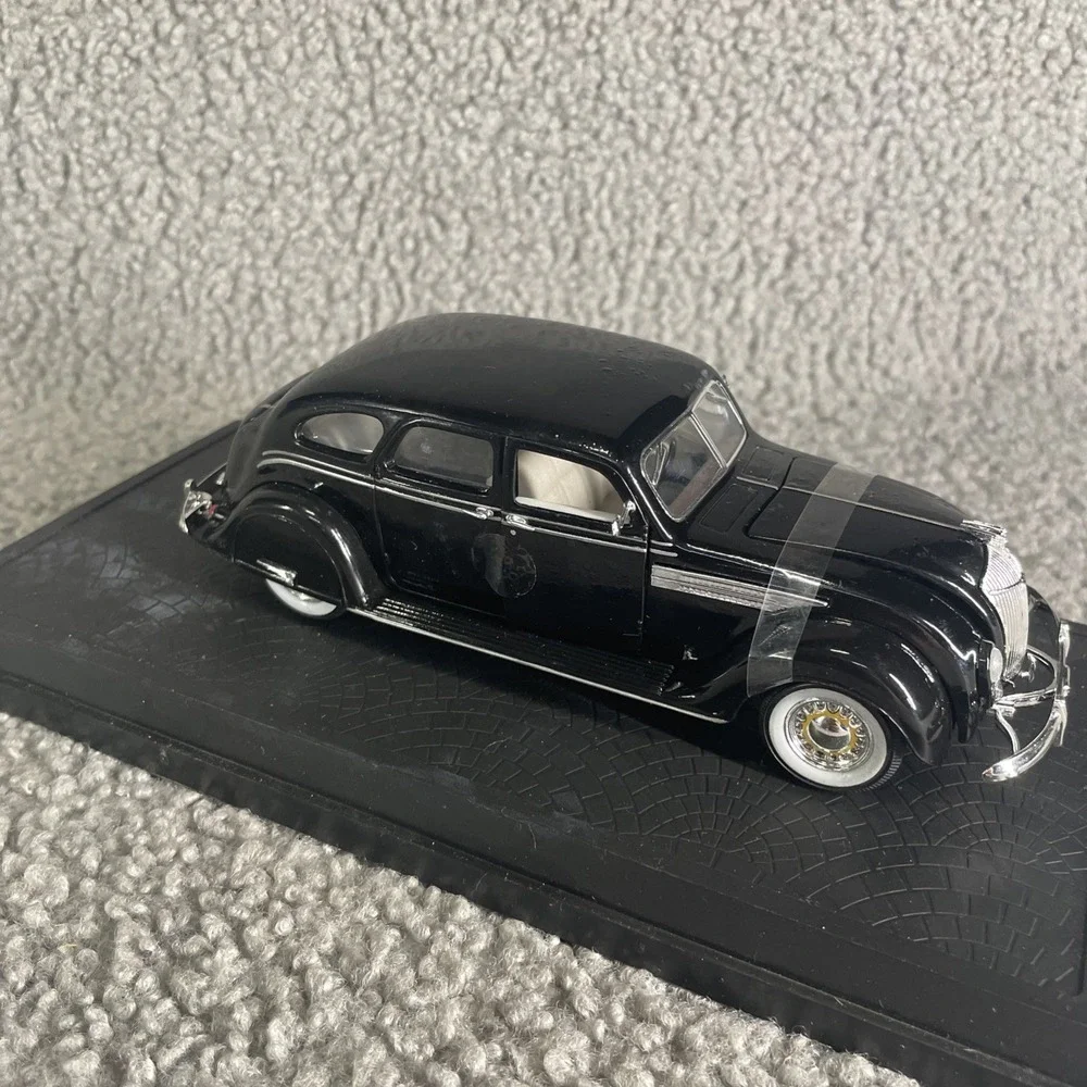 1:32 SCALE  METAL‎ 1936 CHRYSLER AIRFLOW SEDAN DIECAST MODEL SIGNATURE MODEL